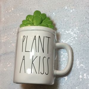 Rae Dunn mug with top.